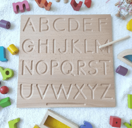 Exemplo de uma placa grafomotora. Eu encomendei semelhante na Flying Teapot, mas há em outros sites. Há com bastante variedade. :)