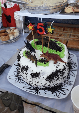 Aniversário com tintas e&nbsp;dinossauros